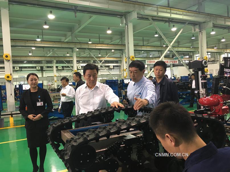 中共中央政治局委員、國(guó)家副主席李源潮視察開誠(chéng)智能特種機(jī)器人產(chǎn)業(yè)基地1