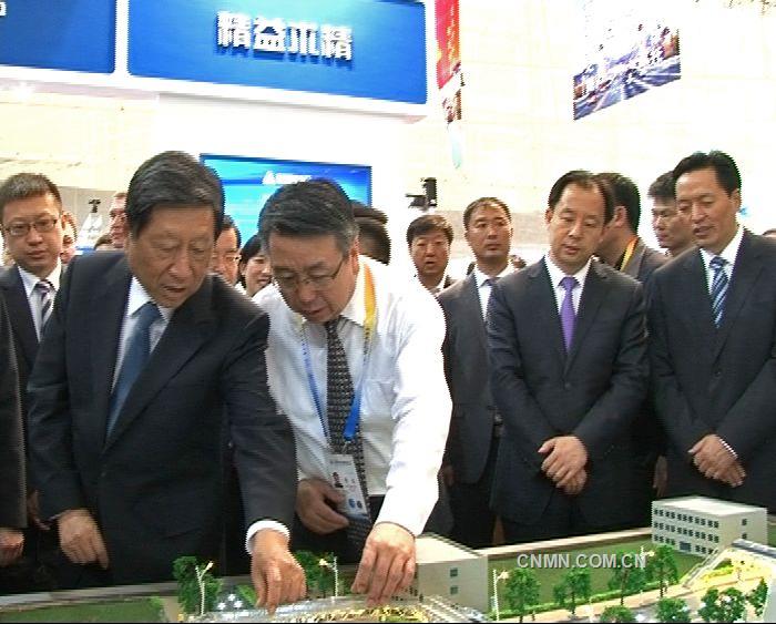 圖為張平、張慶偉、陸昊等領導在中鋁公司展臺。 姜炎妍