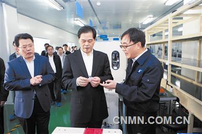 03、省委書記陳豪到云錫錫、銦新材料研發(fā)中心調(diào)研