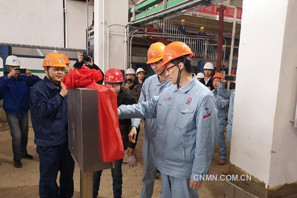 3月14日，湖南有色金屬控股集團有限公司銅鉛鋅產(chǎn)業(yè)基地鋅電解首輪出裝槽作業(yè)如期而至。9∶36，湖南有色副總經(jīng)理，株冶集團董事長、黨委書記黃忠民按下按鈕，剝鋅機干凈利落地鏟下了第一片析出鋅片，標志著鋅項目主流程全線拉通并成功產(chǎn)出合格析出鋅。