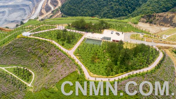 格桑花、杜鵑花、茶花……江銅集團德興銅礦楊桃塢山頭姹紫嫣紅、山花爛漫。這里曾是一片不毛之地，堆滿廢石，寸草難生。如今，運用生態(tài)修復(fù)的最新技術(shù)，裸露的山頭涅槃成為生態(tài)公園。