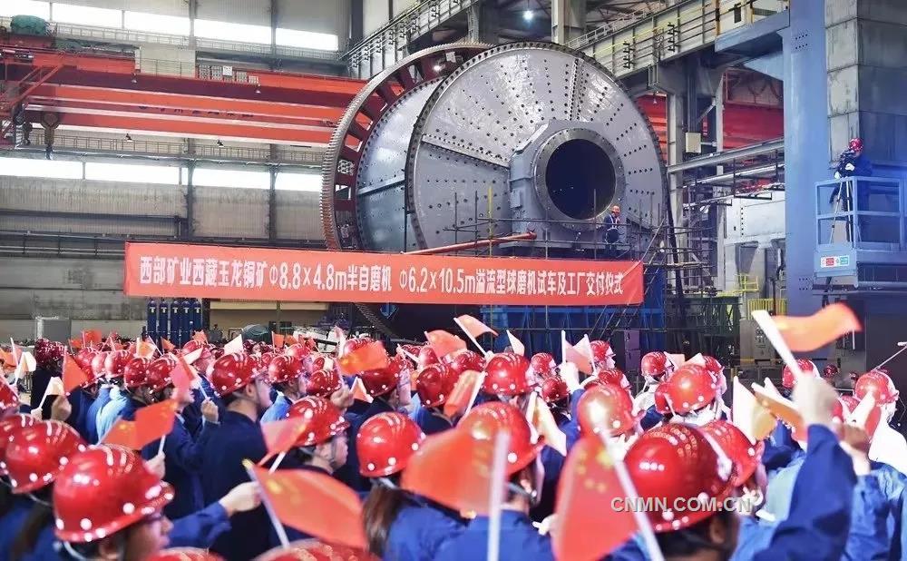 9月19日，為玉龍銅礦改擴建工程量身定制的特大型礦區(qū)國際高端礦業(yè)裝備——Φ8.8×4.8m半自磨機和Φ6.2×10.5m溢流型球磨機在中信重工順利完成試車，部分設(shè)備已運抵玉龍銅礦改擴建工程現(xiàn)場。
