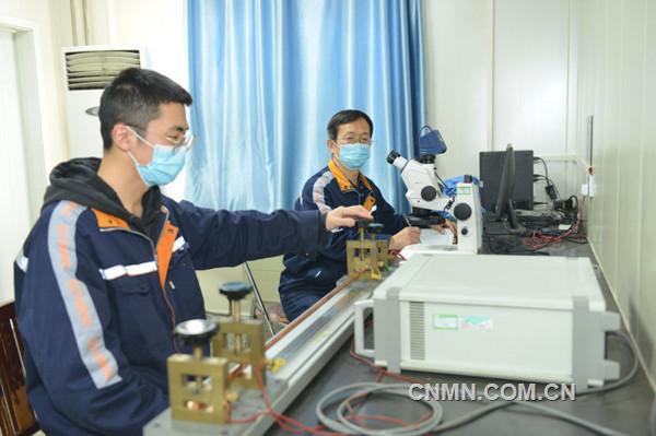 中鋁洛陽銅加工有限公司堅持追蹤最新技術(shù)標(biāo)準(zhǔn)，注重科技引領(lǐng)企業(yè)發(fā)展。近日，該公司變更授權(quán)申請的《金屬材料電阻率測量方法》，通過國家認(rèn)證認(rèn)可監(jiān)督管理委員會最新方法標(biāo)準(zhǔn)授權(quán)使用。至此，該公司已有170余項檢測標(biāo)準(zhǔn)獲得國家最新版本標(biāo)準(zhǔn)授權(quán)。