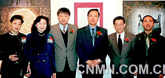 畫家與嘉賓合影（左三為中國(guó)駐多倫多文化領(lǐng)事項(xiàng)曉偉，右二為國(guó)際佛光會(huì)多倫多會(huì)長(zhǎng)）1