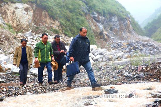 頭條 跋山涉水只為貧困戶早日脫貧。尹永權(quán) 攝_副本