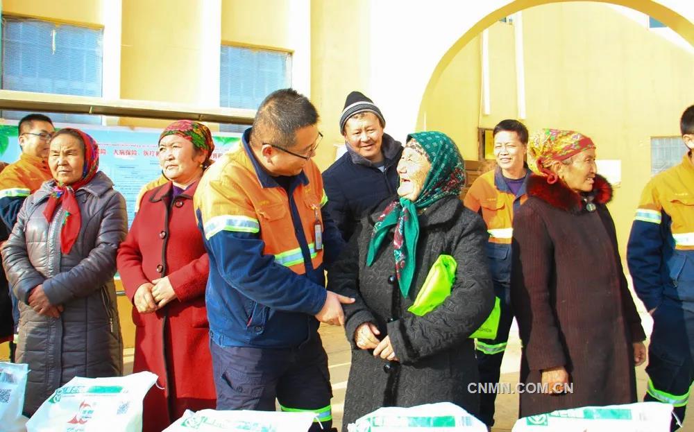 烏恰縣素有“西極”之稱，行政區(qū)劃屬于新疆克孜勒蘇柯爾克孜自治州，是國(guó)家劃定的深度貧困地區(qū)。這里年均降水量172毫米，蒸發(fā)量2500毫米，集氣候惡劣、民族地區(qū)、邊疆地區(qū)為一體，是全國(guó)脫貧攻堅(jiān)的主戰(zhàn)場(chǎng)之一。