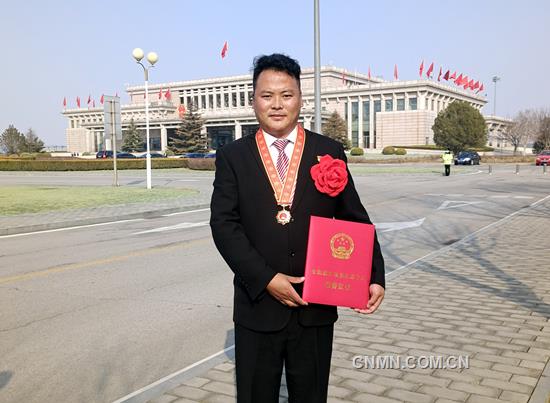 云南銅業(yè)迪慶礦業(yè)的藏族員工都吉走進人民大會堂，親耳聆聽習近平總書記“我國脫貧攻堅戰(zhàn)取得了全面勝利”的莊嚴宣告，并接受“全國脫貧攻堅先進個人”榮譽表彰。