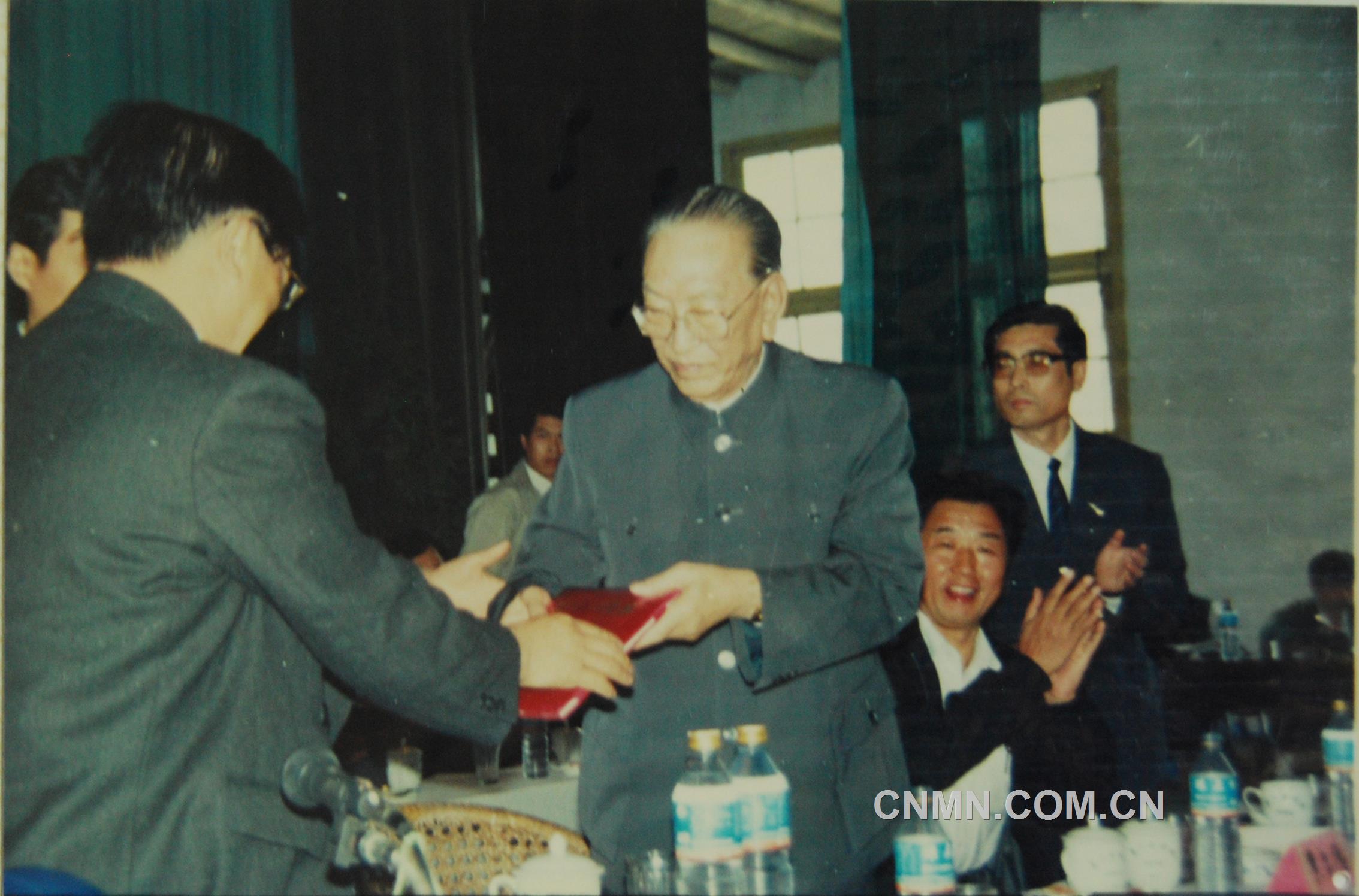 1991年10月，耿飚回到闊別65年的水口山，欣然接受“水口山功勛礦工”榮譽稱號。
