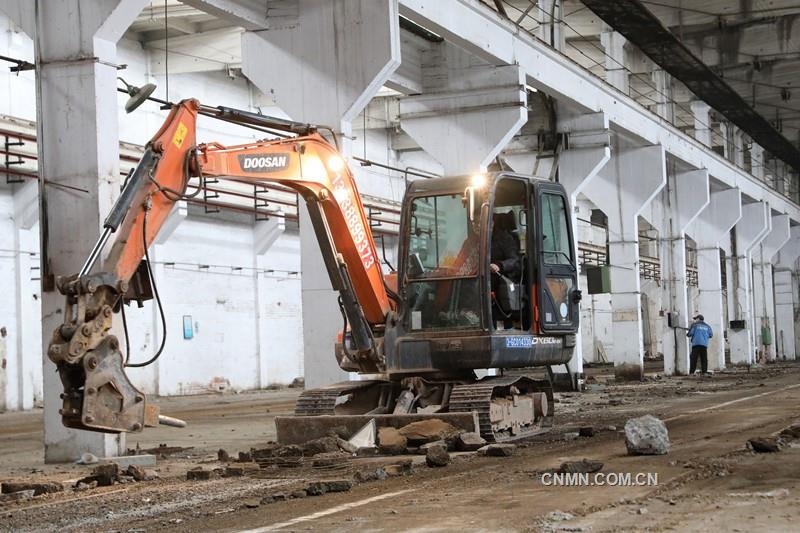 近日，在洛陽銅業(yè)占地4796平方米的原裝備技術(shù)公司工具車間閑置廠房內(nèi)，一臺鉤機在車間內(nèi)來往穿梭、平整地坪——洛陽市花卉市場搬遷地正在如火如荼地施工中。