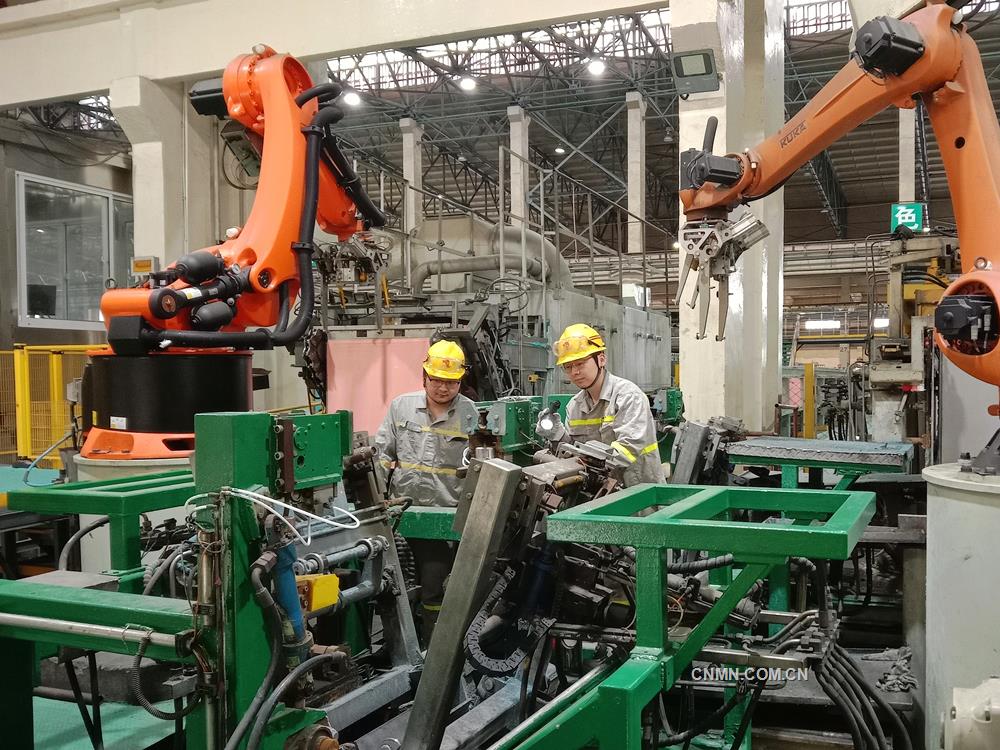 日前，銅陵有色金冠銅業(yè)分公司雙閃電解車間協(xié)同保全點檢人員對電解剝片機組等設備進行聯(lián)合點檢，及時消除故障隱患，強化設備日常潤滑維保，不斷鞏固提升設備作業(yè)效率，保障安全高效生產。