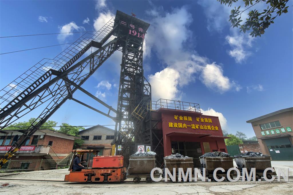 水口山鉛鋅礦二號豎井，開拓于1914年的，1958年，雙箕斗設(shè)施完成，國內(nèi)最早的底卸式箕斗