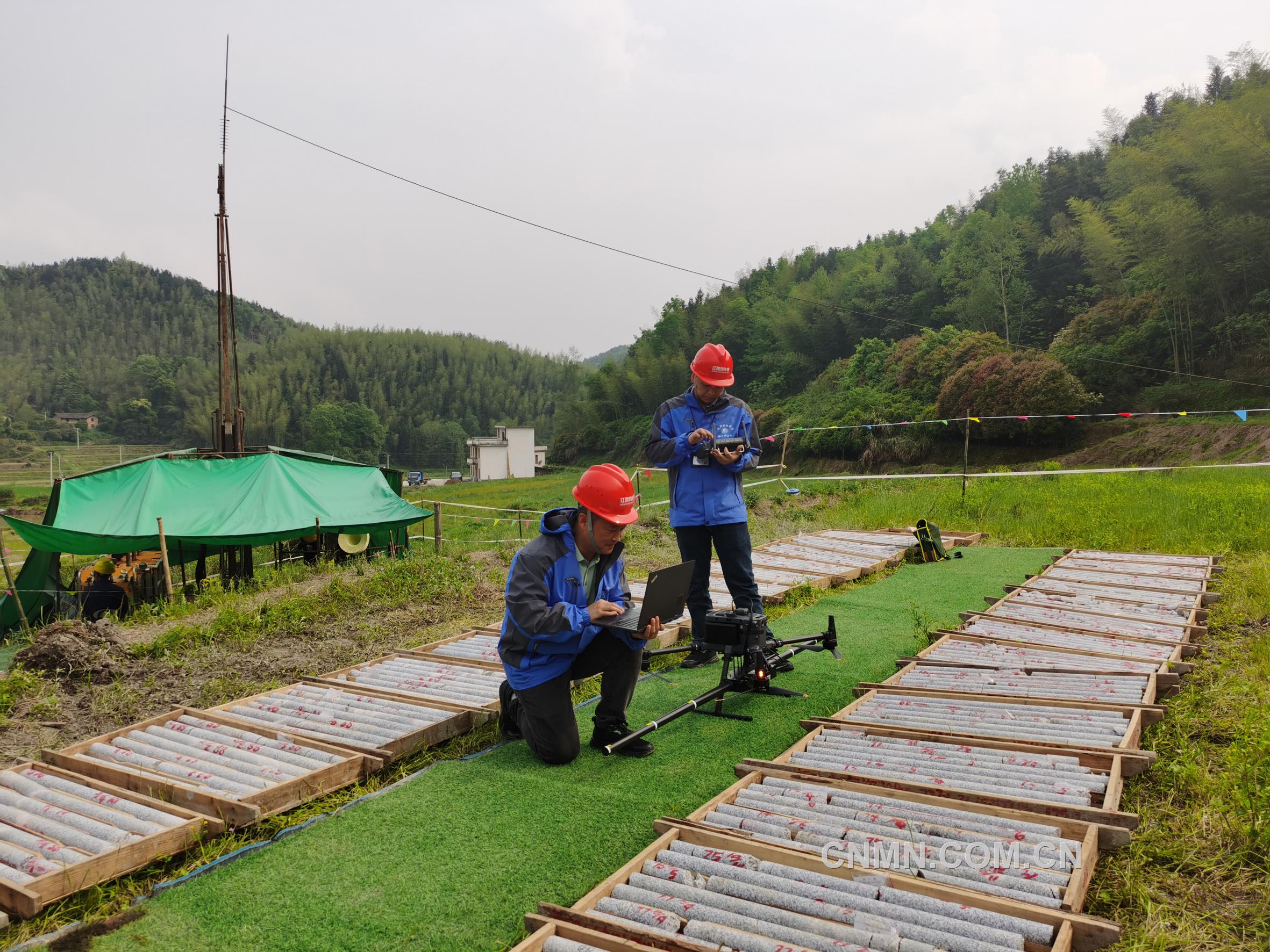 江西地質-物化探大隊隊員正在開展低空無人機航磁作業(yè)。