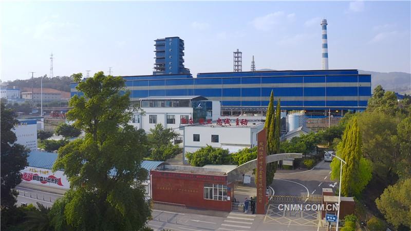 楚雄滇中有色金屬有限責(zé)任公司，一個建成投產(chǎn)近30年的中型銅冶煉企業(yè)，在由弱到強的發(fā)展歷程中，始終堅持并堅定踐行新發(fā)展理念，以綠色發(fā)展為根本目標(biāo)，致力開拓適合企業(yè)實際的綠色“路徑”，一步一個腳印建設(shè)企業(yè)的“綠水青山”。